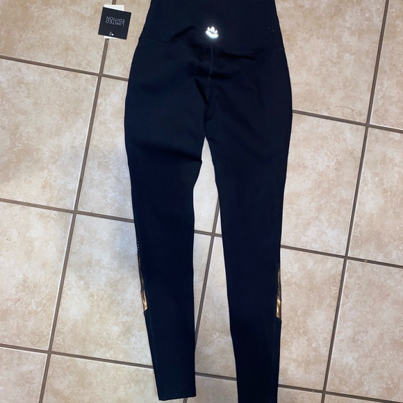 Beyond yoga limited quantity legging NWT - Picture 2 of 8